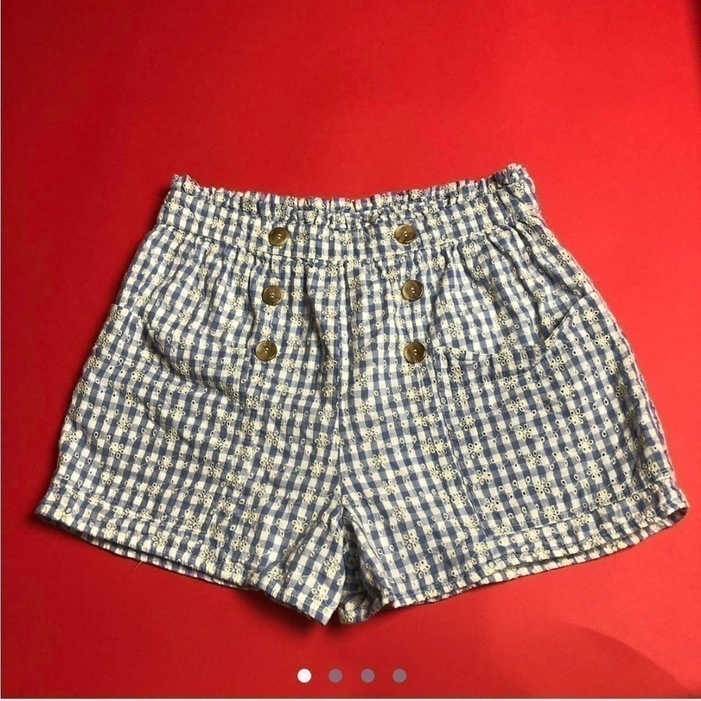 Top shop blue and white plaid farm girl
Shorts 💙🤍